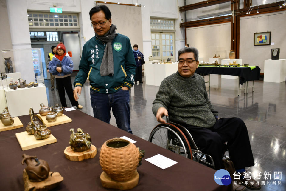 彰化縣陶藝學會理事長許宗煥向林世賢市長導覽作品。圖／記者鄧富珍翻攝