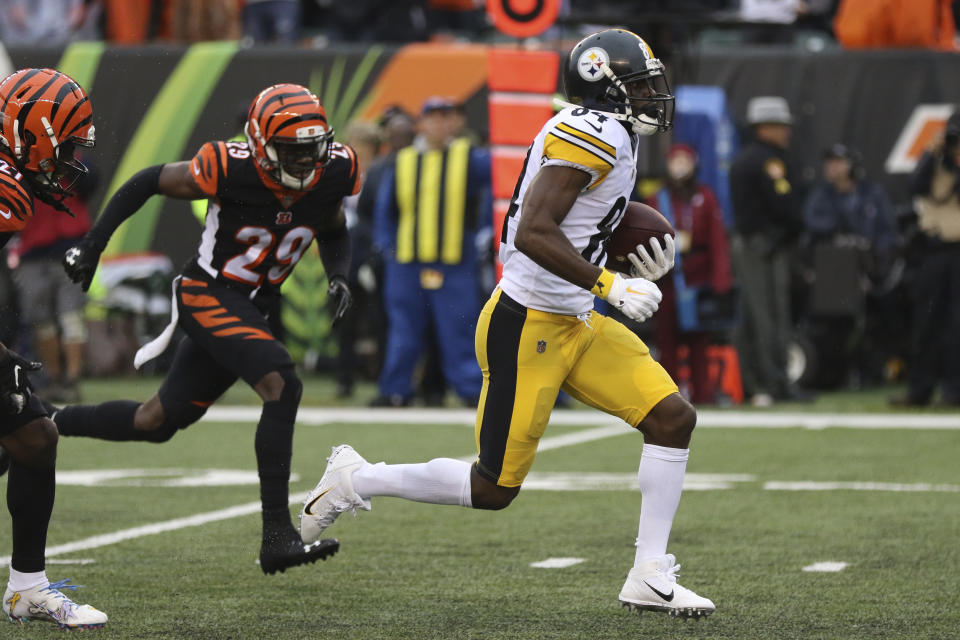 Antonio Brown runs away from Bengals defenders to score Pittsburgh’s game-winning touchdown. (AP)