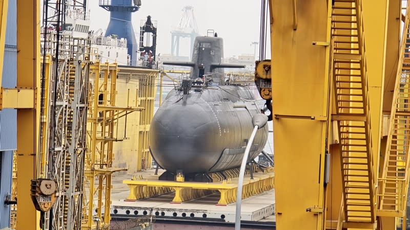 國造潛艦海鯤軍艦進入泊港測試（HAT）最後階段，27日由浮塢移至台船小塢，移置作業均未遮蓋，可以清楚看到艦艏上方直立鰭狀物截收聲納（incept sonar）等系統。（中央社）
