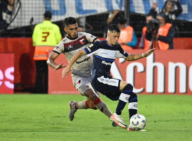 Colón y Gimnasia disputan un partido reñido bajo la lluvia en Rosario; se impone el Lobo gracias a un golazo de Nicolás Colazo