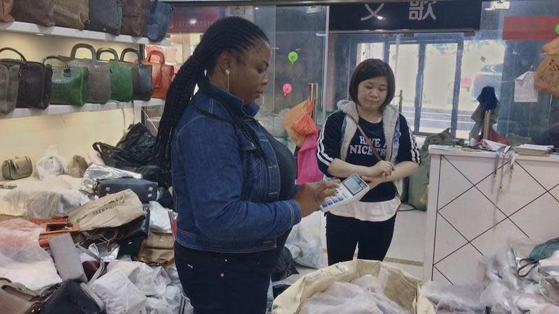 紀錄片《寄生中國，無關上流》中的非洲商人在廣州批發市場尋找貨源。（公視提供）