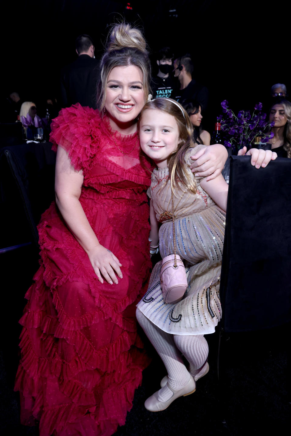 SANTA MONICA, CALIFORNIA - DECEMBER 06: 2022 PEOPLE'S CHOICE AWARDS -- Pictured: Kelly Clarkson and River Rose Blackstock attend the 2022 People's Choice Awards held at the Barker Hangar on December 6, 2022 in Santa Monica, California. --  (Photo by Mark Von Holden/E! Entertainment/NBC via Getty Images)