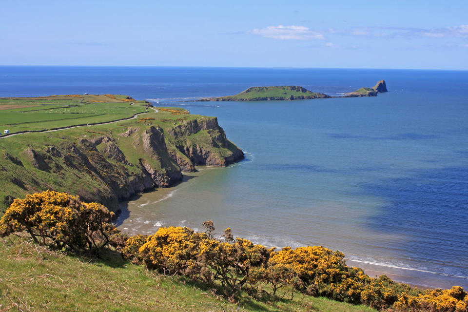 <b>10. Rhossili Bay (Swansea, Reino Unido)</b><br><br>Esta bahía británica destaca por sus limpias aguas y sus olas, ideales para hacer surf. La mejor época para ir, de julio a septiembre, debido al tiempo propio de las islas.