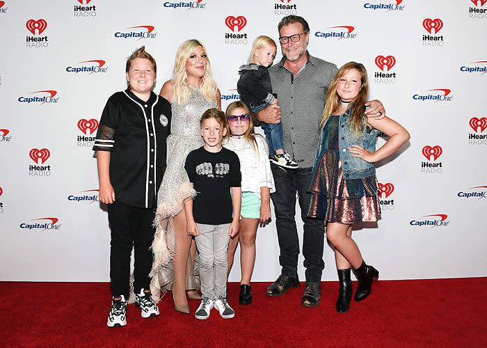 Tori Spelling  y Dean McDermott con sus cinco hijos 