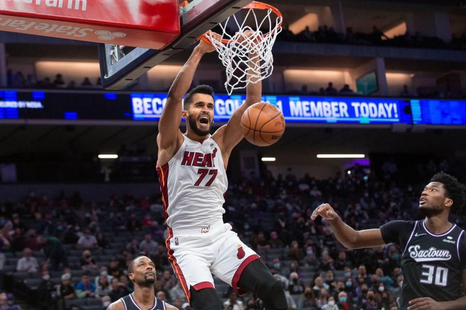 El centro del Heat Omer Yurtseven clava la pelota en el partido ante los Kings el 2 de enero de 2022 en Sacramento.