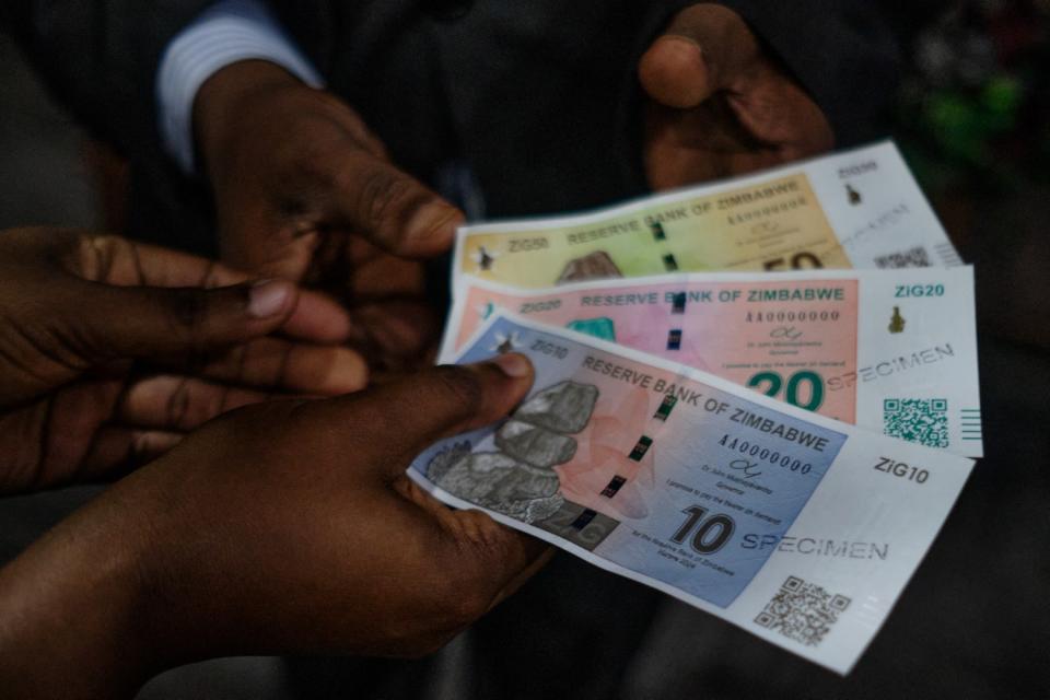 <span>Zimbabwe Reserve Bank Governer John Mushayavanhu presents banknotes of the ZiG currency in Harare on April 5, 2024. </span><div><span>JEKESAI NJIKIZANA</span><span>AFP</span></div>