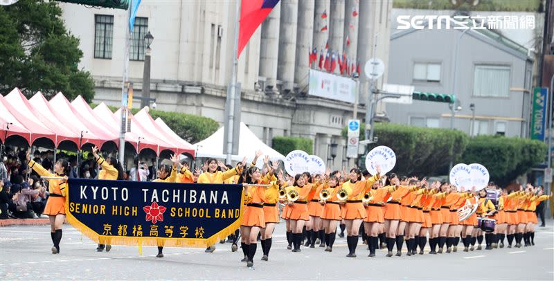 中華民國台灣今日歡慶111歲生日，日本「橘色惡魔」橘高校跨海來台表演。（圖／記者邱榮吉攝影）