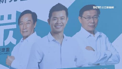 民眾黨參選人擺出和柯文哲、郭台銘的合照。