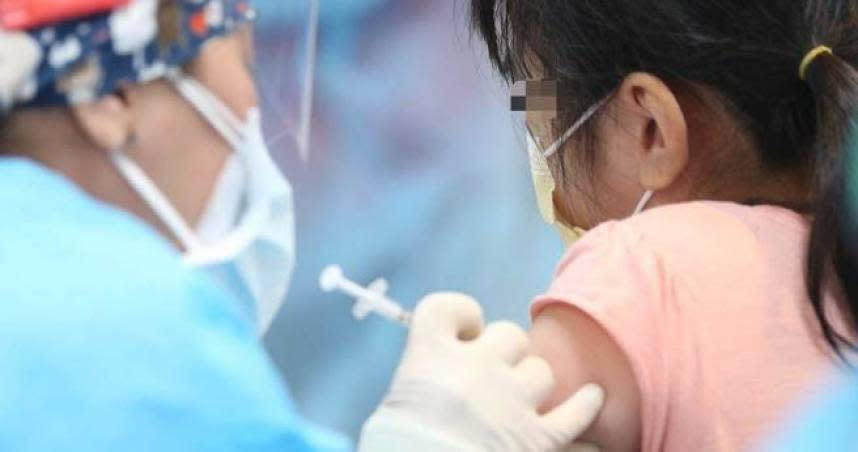 新冠肺炎疫苗的施打年齡層，已經從國小學童慢慢下放，以降低嬰幼兒染疫重症的機會。（圖／報系資料照片）