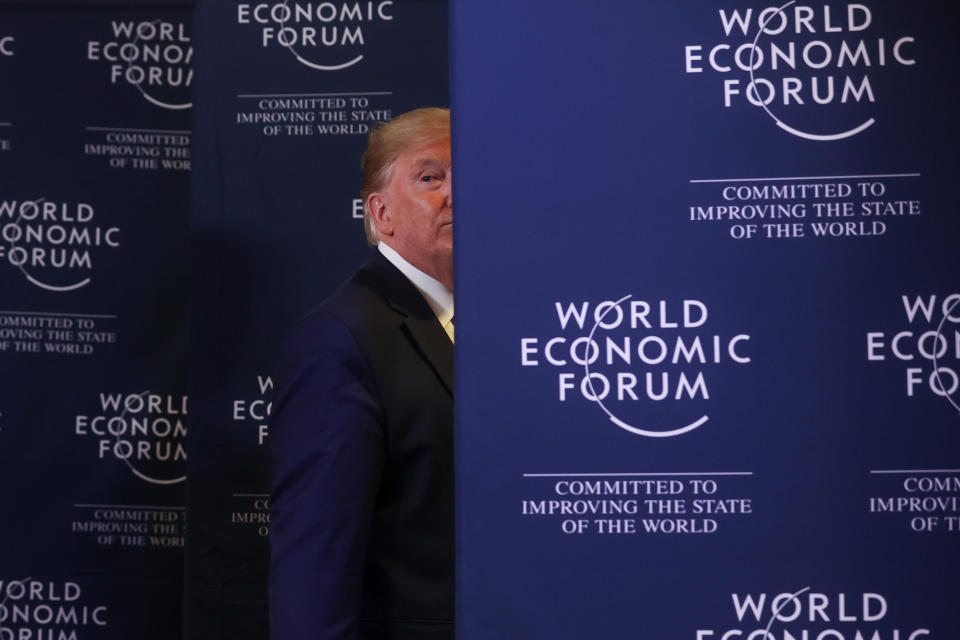 Le président américain Donald Trump part après une conférence de presse au 50e Forum économique mondial (WEF) à Davos, en Suisse, le 22 janvier 2020. REUTERS/Jonathan Ernst