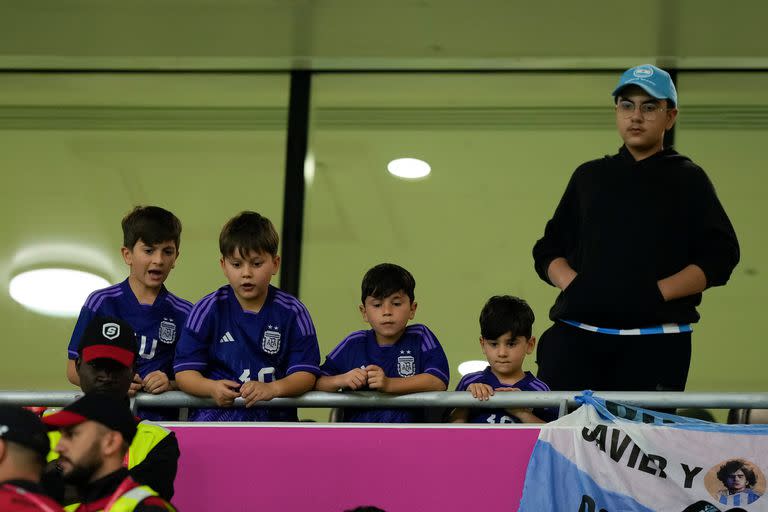 Los hijos de Lionel Messi en la previa del partido que disputarán Argentina y Australia, por los octavos de final de la Copa del Mundo Qatar 2022 en el estadio Ahmed bin Ali, Umm Al Afaei, Qatar, el 3 de diciembre de 2022.