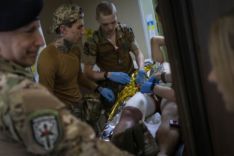 Paramédicos atienden a un herido en Donetsk. (AP Photo/Bernat Armangue)