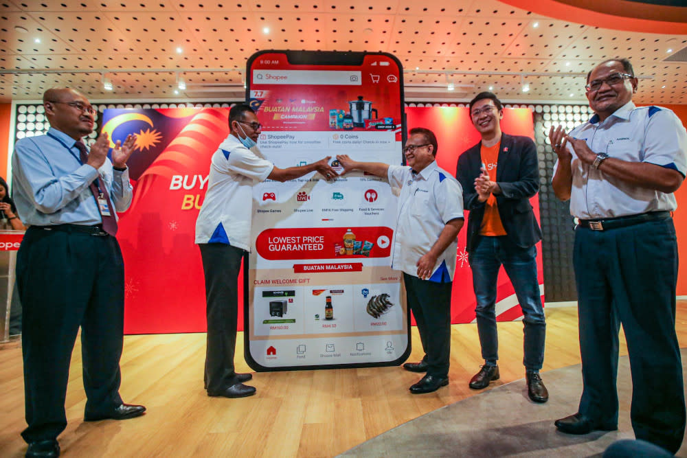 Domestic Trade and Consumer Affairs Minister Datuk Alexander Nanta Linggi (centre) launches the Kempen Beli Barangan Malaysia on Shopee. — Picture by Hari Anggara