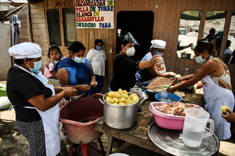 Mujeres voluntarias preparan la comida en un comedor de beneficencia en Comas, en las afueras de Lima