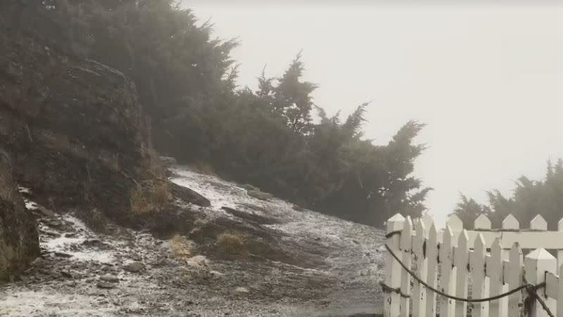 玉山在7時05分至7時15分降下3月雪。（圖／氣象局提供）