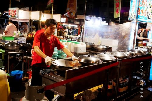 【台中散策食記】旱溪夜市 小師弟古早味滷味王│東區：滷雞腳、滷雞翅、麻油鴨米血還有好多通通50元來一份！軟嫩入味糖醬生香的吮指散步滷味～旱溪夜市必外帶小吃首選！