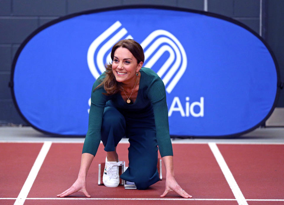 Ready, Set, Go! Herzogin Kate macht sich bereit für einen Sprint (Bild: AFP)