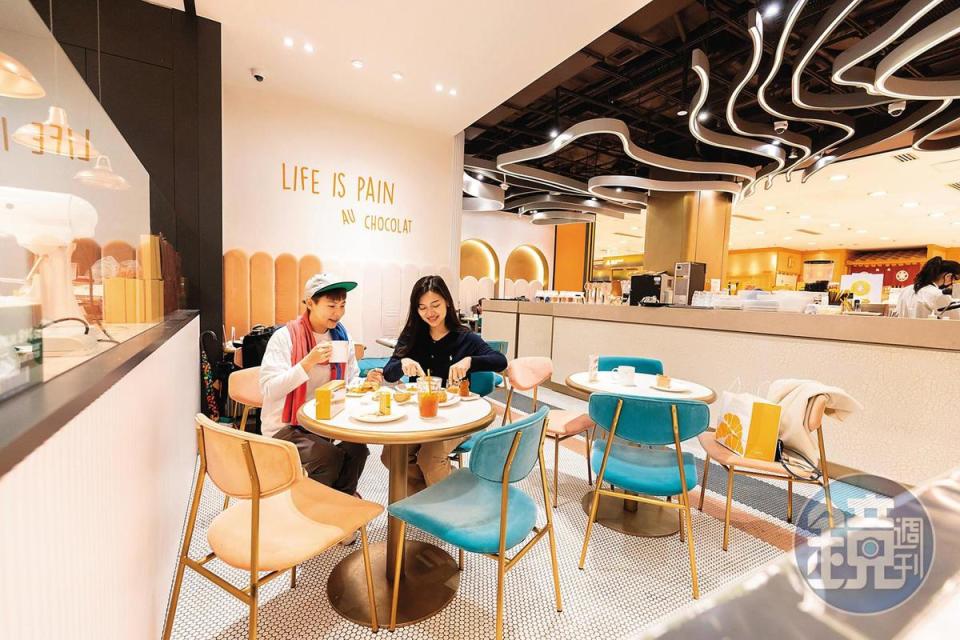 海港城分店提供寬敞的座位區，讓遊客能悠閒坐下品嘗甜點與咖啡。