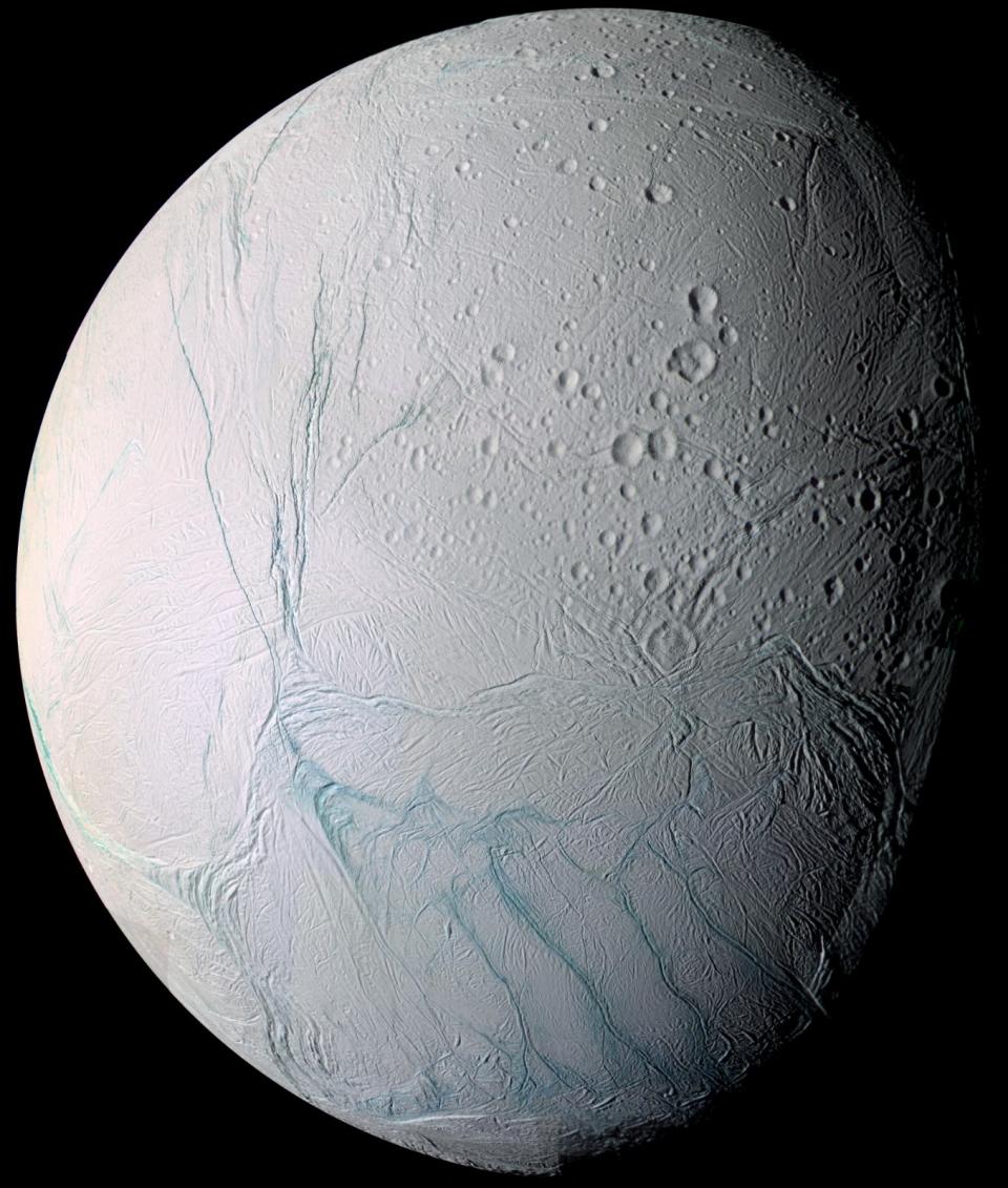 NASA太空船卡西尼號2005年飛越土星衛星帶時拍攝的土衛二。路透社