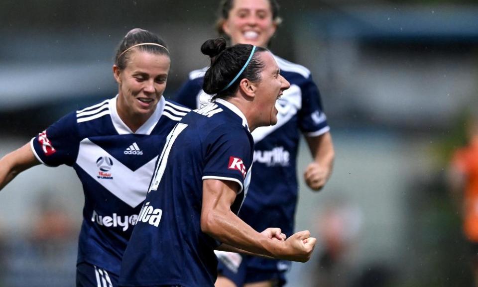Lisa De Vanna, a key member of Melbourne Victory’s title-winning side last season, has signed with Perth Glory.