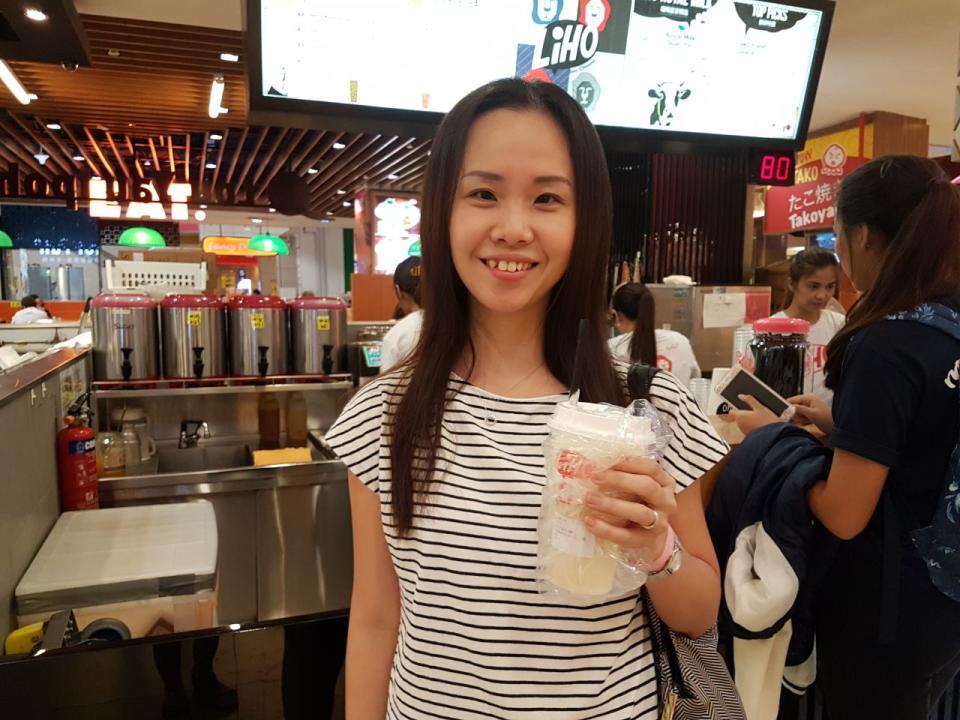 WhatsApp ImaGong Cha customer Eunice Kwoh tries bubble tea from LiHo. (Photo: Audrey Kang/Yahoo Lifestyle Singapore)ge 2017-06-01 at 12.24.21 PM