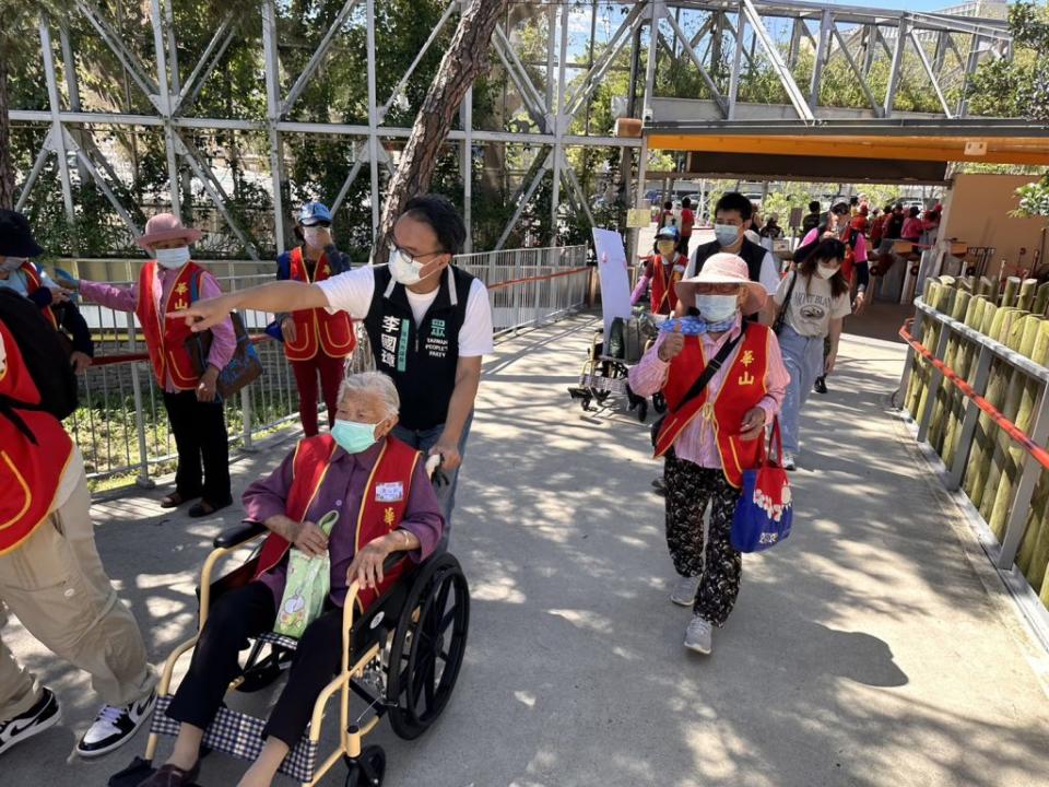 新竹市政府攜手新竹區華山基金會三十日於新竹動物園舉辦「端午愛老人動起來」活動。(記者曾芳蘭攝)