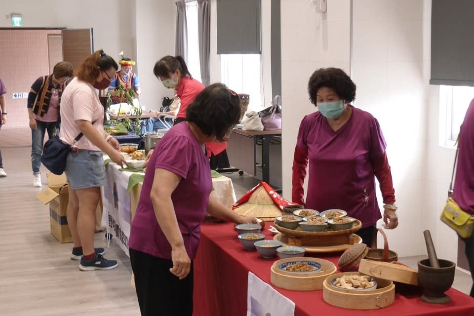 臺東縣農會辦理「阿公阿嬤童年點心食譜競賽」，由長輩們分享童年點心的回憶。