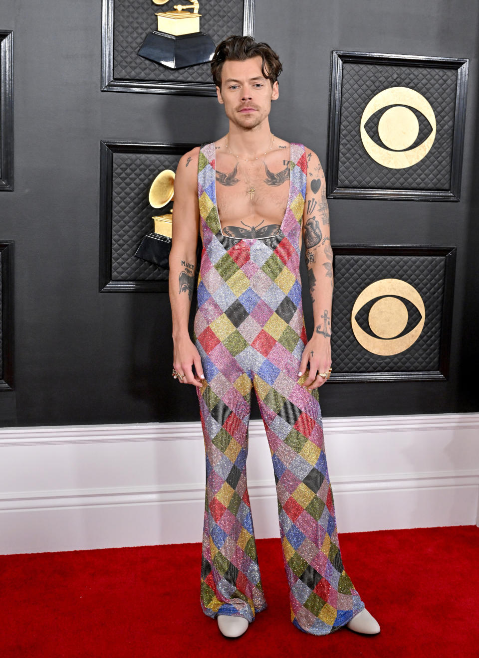 Harry Styles aux Grammy Awards 2023 en combinaison arlequin strassée