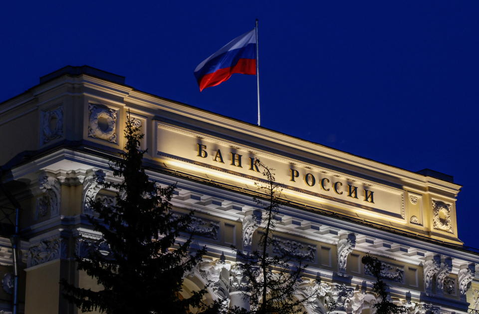 National flag flies over the Russian Central Bank headquarters in Moscow, Russia May 27, 2022. REUTERS/Maxim Shemetov