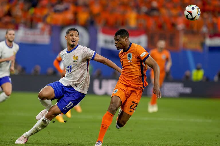 Denzel Dumfries y William Saliba pelean por la pelota en Francia - Países Bajos, por la Eurocopa 2024.