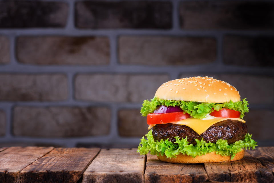 Llegar al gran público a un precio competitivo es uno de los grandes retos de la carne cultivada en laboratorio. Foto: Getty Images. 