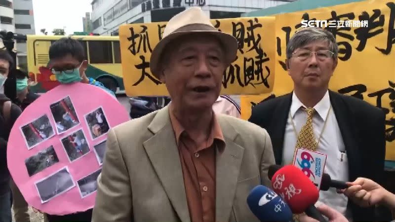 「主人電台」創辦人楊文禮來到現場抗議。