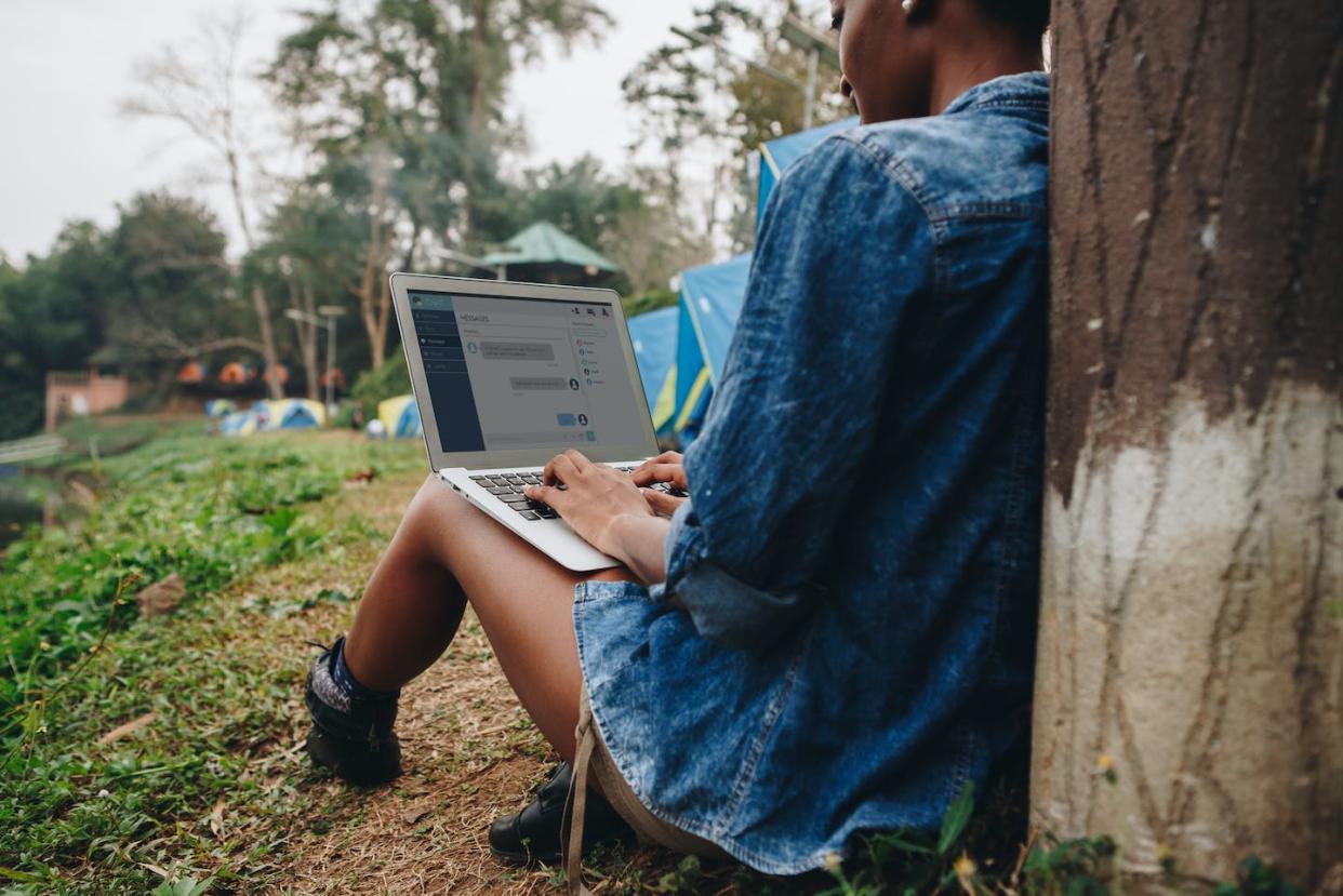 <a href="https://www.shutterstock.com/es/image-photo/woman-alone-nature-using-laptop-on-1071606065" rel="nofollow noopener" target="_blank" data-ylk="slk:Shutterstock / Rawpixel.com;elm:context_link;itc:0;sec:content-canvas" class="link ">Shutterstock / Rawpixel.com</a>