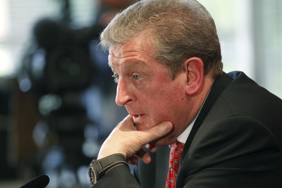 El técnico de Inglaterra Roy Hodgson anunciando el plantel que llevará a la Copa Mundial de Brasil el 12 de mayo del 2014 en Luton, Inglaterra. (AP Photo/Sang Tan)