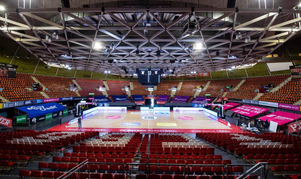 Workers are busy in the Audi Dome with the final preparations for the start of the Basketball Bundesliga on Saturday.