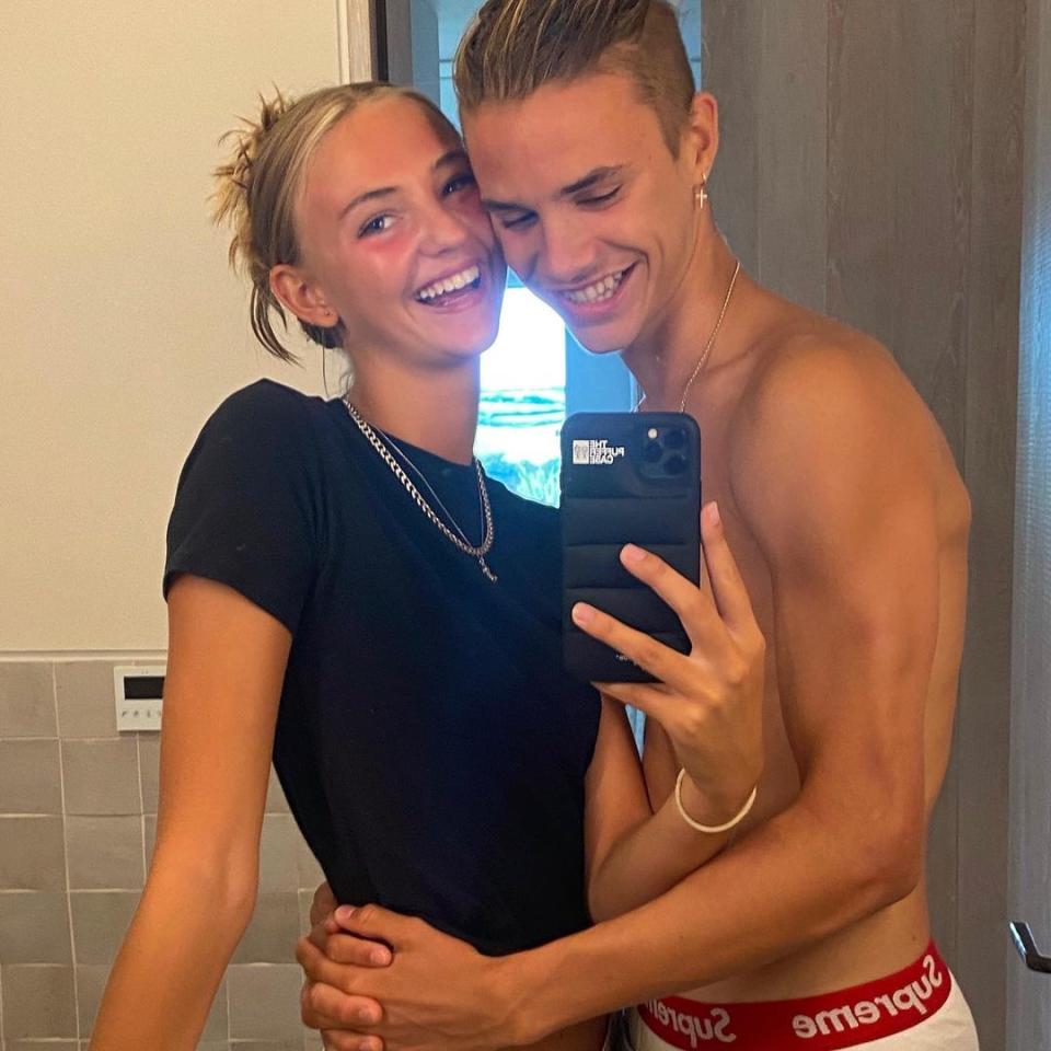 El maniquí tiene una relación desde 2019 con Mia Regan, modelo de 18 años. Es habitual ver a la pareja de lo más acaramelada en Instagram. (Foto: Instagram / <a href="https://www.instagram.com/p/CECXLbCD4M8/" rel="nofollow noopener" target="_blank" data-ylk="slk:@romeobeckham;elm:context_link;itc:0;sec:content-canvas" class="link ">@romeobeckham</a>)