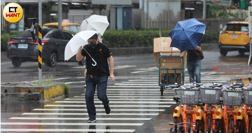 午後對流雲系發展旺盛，15縣市有局部大雨發生的機率。（示意圖／張文玠攝）