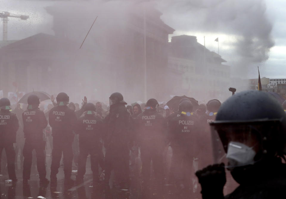 Migliaia di persone si sono riunite per dire no alle misure di contenimento dovute alla pandemia: da una manifestazione inizialmente pacifica, si è arrivati agli scontri con gli agenti. (Ap Photo)