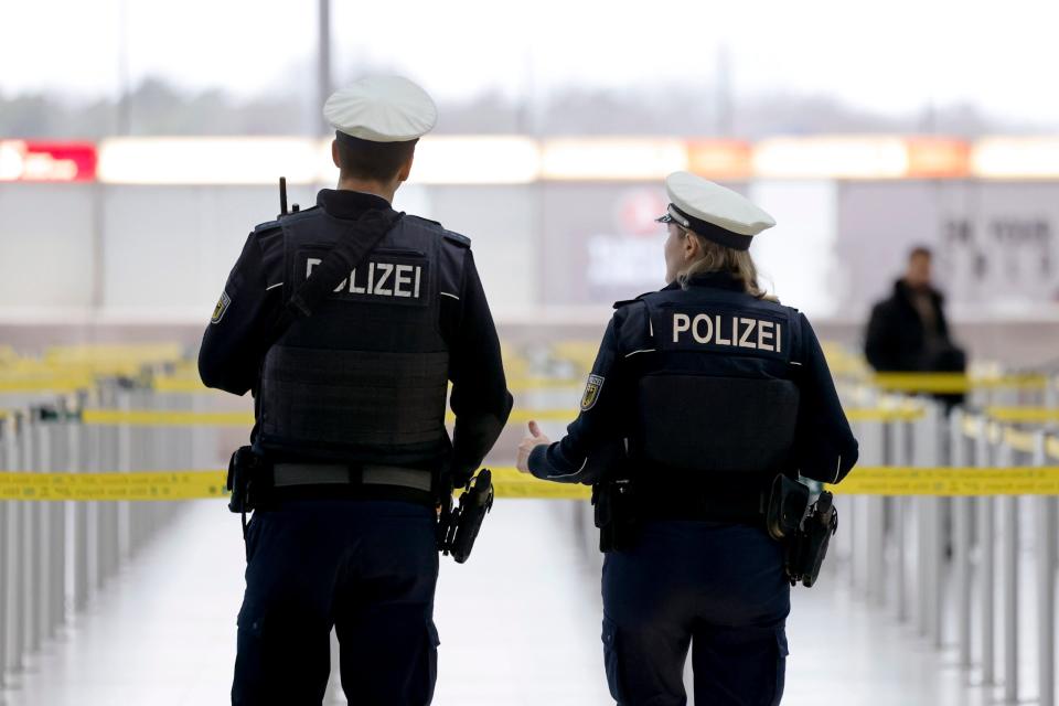 Nach seiner Landung am Flughafen Düsseldorf wurde der junge Airline-Gründer Adem Karagöz von der Bundespolizei überprüft (Symbolbild) - Copyright: dpa/Panama Pictures