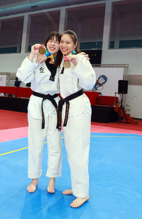 高餐大學雙姝張安蕎(右)與賴歆嵐分獲金牌。大會提供