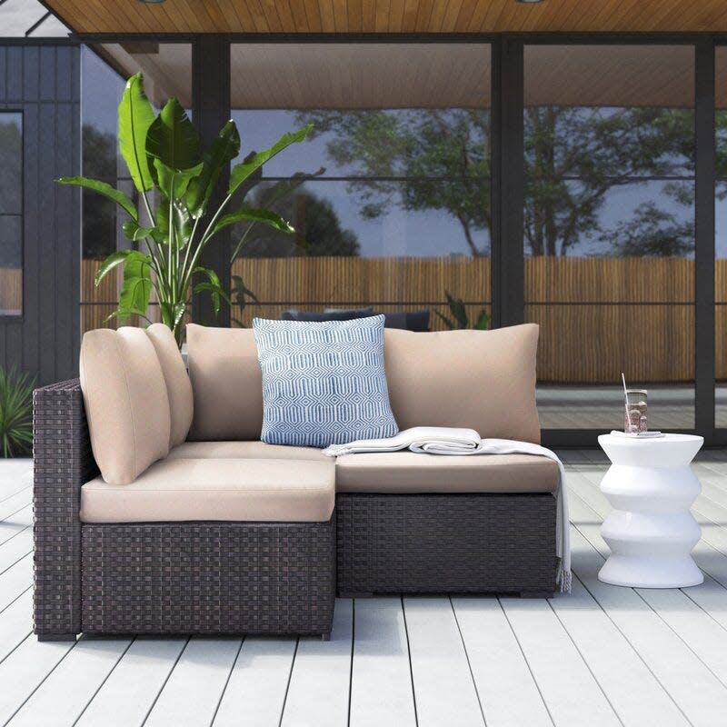 12) Holliston Outdoor Sectional with Cushions