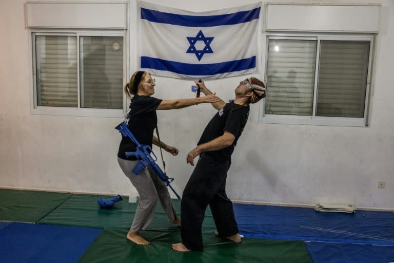 Des participants s'entraînent au Krav Maga, dans un dojo situé dans la colonie de Maale Adumim, en Cisjordanie occupée, le 26 juin 2024 (MENAHEM KAHANA)