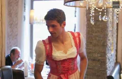 Zum Geburtstag von Thomas Müller postete Jerome Boateng außerdem einen modischen Ausflug von Nationalmannschaftskollege Thomas Müller. Auch wenn der Bayern-Star das Dirndl nur wegen einer verlorenen Wette anhatte: Ohne Oberweite bringt auch die schönste Korsage nichts.