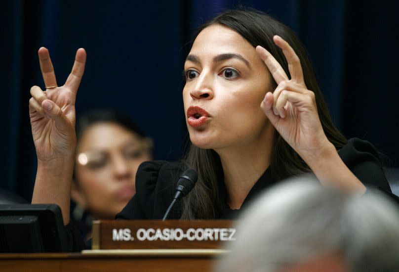 Alexandria Ocasio-Cortez pose une question lors d'une sous-commission de surveillance de la Chambre des représentants.