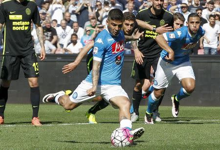 Football Soccer - Napoli v Verona - Italian Serie A - San Paolo Stadium, Napoli, Italy - 10/04/16 Napoli's Lorenzo Insigne shoots and score a penalty. REUTERS/Ciro De Luca