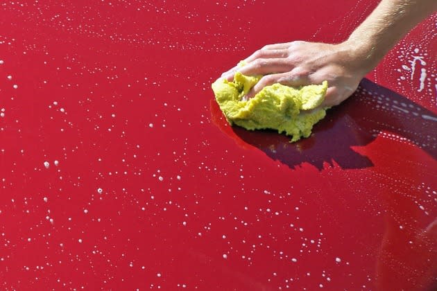 <p>Antes de passar pano no carro, retire o excesso de poeira com água e verifique se eles estão bem limpos. Panos sujos ou com muita poeira podem provocar riscos no verniz. Opte pelos de microfibra, que são mais macios (Pixabay/melodiustenor) </p>