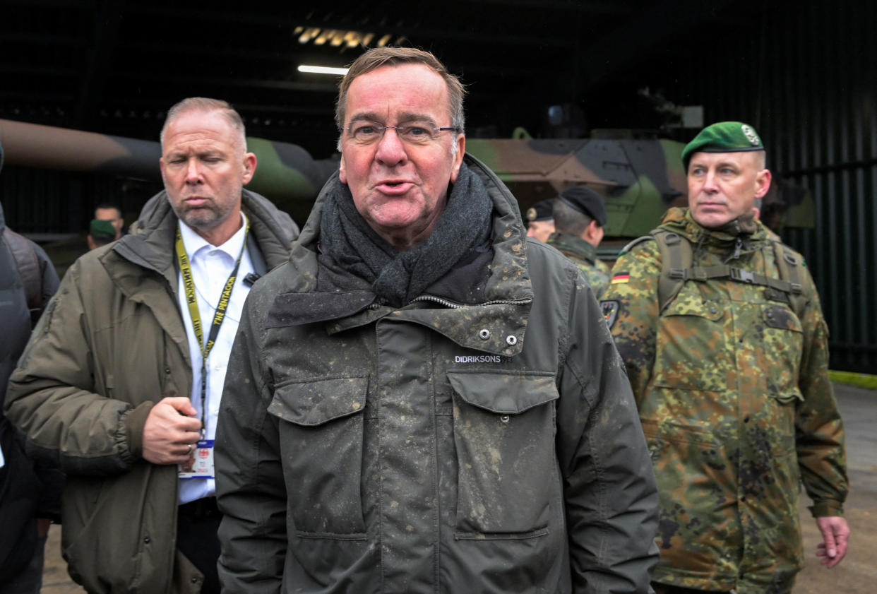 Verteidigungsminister Boris Pistorius (Mitte) bei einem Kasernenbesuch in Munster (Bild: REUTERS/Fabian Bimmer)
