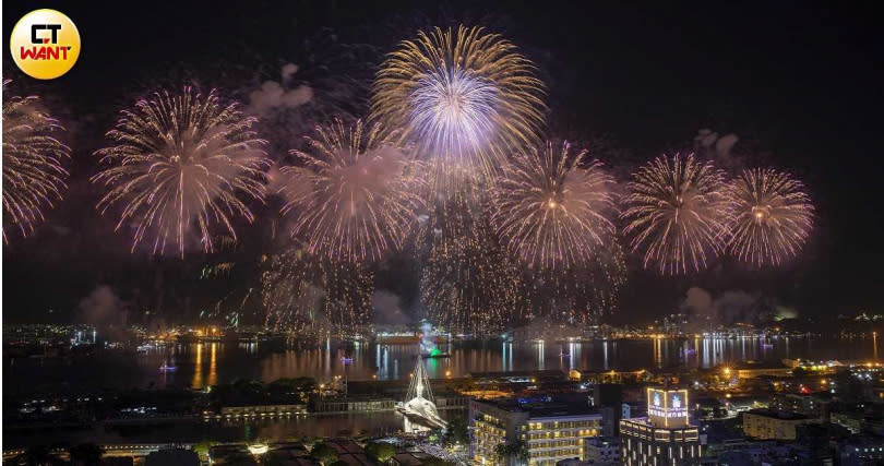 今年國慶煙火在高雄施放，帶動高雄地區餐飲、住宿業績成長。（圖／宋岱融攝）