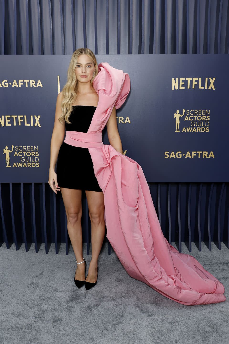 los angeles, california february 24 margot robbie attends the 30th annual screen actors guild awards at shrine auditorium and expo hall on february 24, 2024 in los angeles, california photo by frazer harrisongetty images