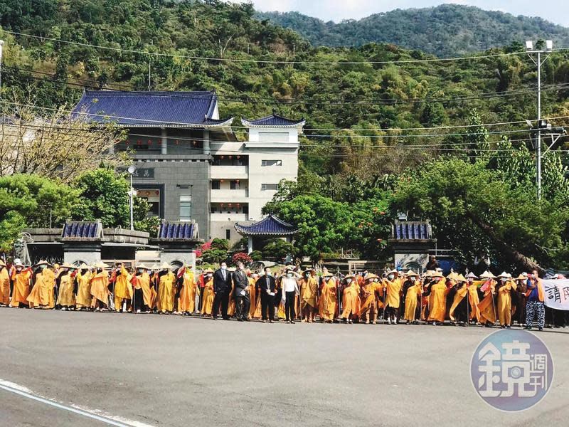 屏東縣府2月初至萬法寺消防安檢，寺方發動百名比丘尼在外阻擋。（讀者提供）